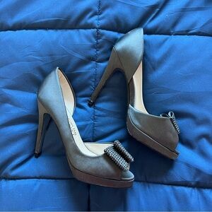 E Live From the Red Carpet Gray Jewel Bow Heels Size 8